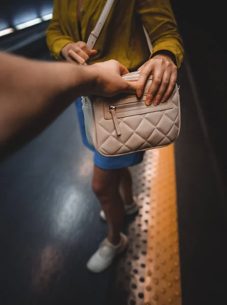 小偷在地铁里偷了一个女人的包 — 图库照片