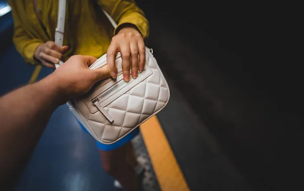小偷在地铁里偷了一个女人的包 — 图库照片
