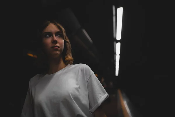 Πορτρέτο Της Έφηβης Στο Μετρό — Φωτογραφία Αρχείου