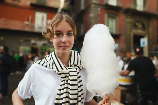 在街上带棉花糖的少女 — 图库照片
