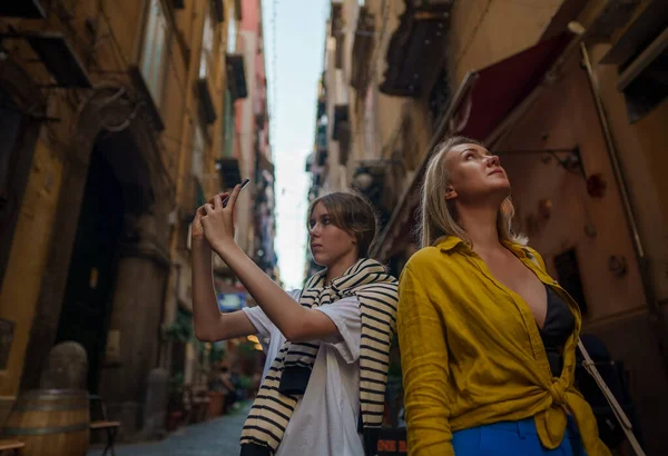 Twee Vrouwelijke Toeristen Verkennen Oude Stad — Stockfoto