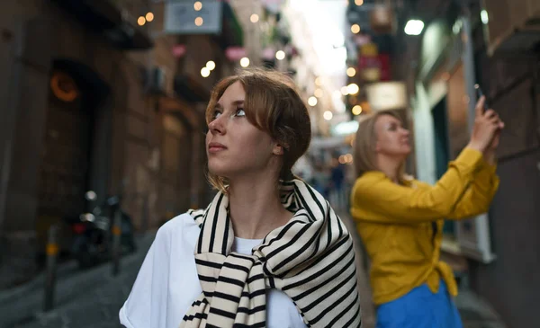 旧市街を探索する2人の女性観光客 — ストック写真