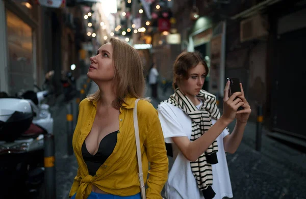 Zwei Touristinnen Erkunden Die Altstadt — Stockfoto