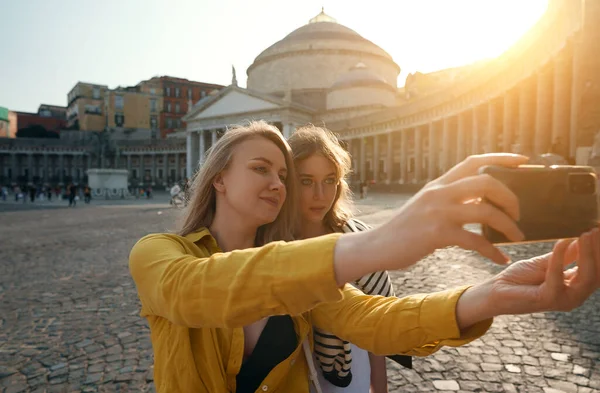 两名女游客在人民广场自拍 — 图库照片