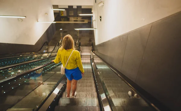 Femme Utilisant Escalator Dans Métro — Photo