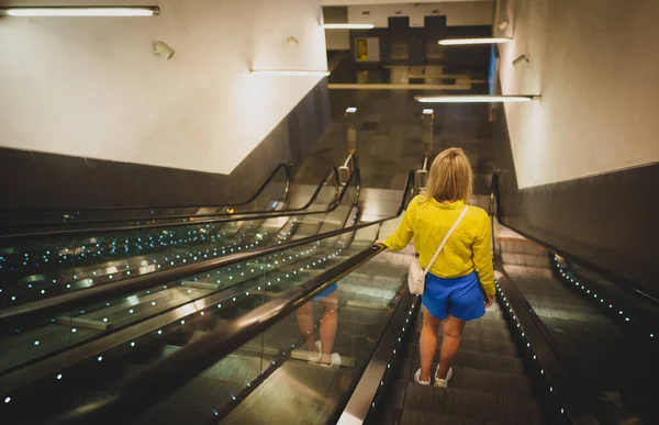 Γυναίκα Που Χρησιμοποιεί Τις Κυλιόμενες Σκάλες Στο Μετρό — Φωτογραφία Αρχείου