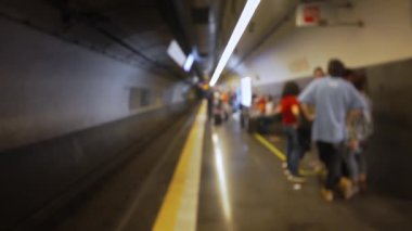 Metrodaki insanların bulanık videosu..