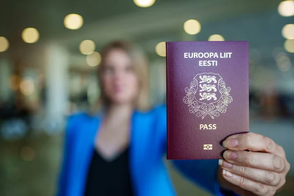 Γυναίκα Που Δείχνει Ευρώπης Ένωσης Διαβατηρίων Εσθονιακά Ιθαγένεια — Φωτογραφία Αρχείου