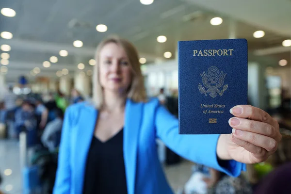 Γυναίκα Δείχνει Διαβατήριο Των Ηνωμένων Πολιτειών Της Αμερικής — Φωτογραφία Αρχείου