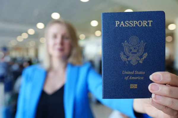 显示美利坚合众国护照的妇女 — 图库照片
