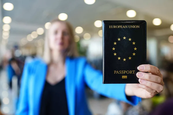 Γυναίκα Διαβατήριο Της Ευρωπαϊκής Ένωσης — Φωτογραφία Αρχείου