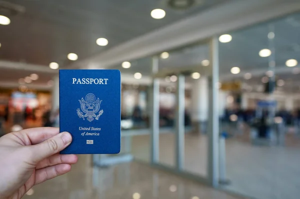 Man Hodling Διαβατήριο Των Ηνωμένων Πολιτειών Της Αμερικής — Φωτογραφία Αρχείου