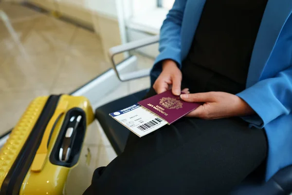 Frau Mit Pass Wartet Auf Ihren Flug — Stockfoto