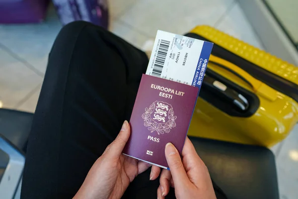 Mulher Com Europa Passaporte União Espera Seu Voo — Fotografia de Stock