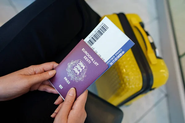 Γυναίκα Διαβατήριο Της Ευρωπαϊκής Ένωσης Περιμένει Την Πτήση Της — Φωτογραφία Αρχείου