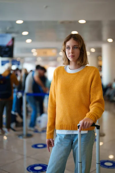 Εφηβική Κοπέλα Αποσκευές Στο Αεροδρόμιο — Φωτογραφία Αρχείου