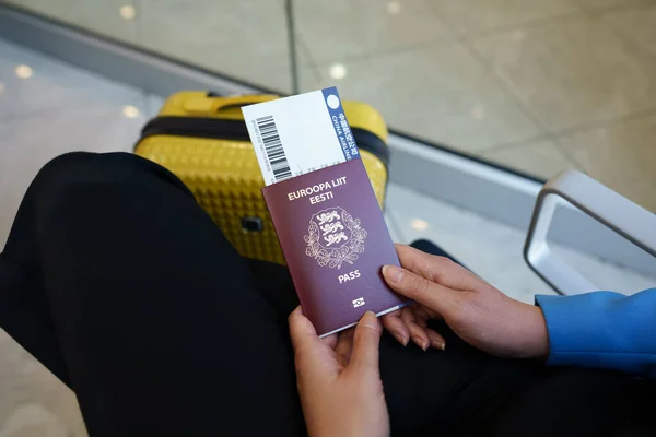 持欧盟护照的妇女在等着她的航班 — 图库照片