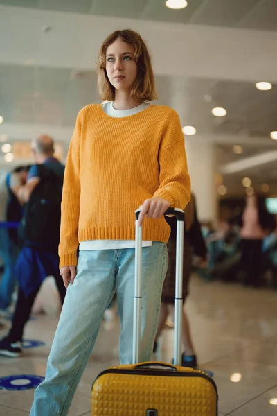 Tini Lány Poggyásszal Repülőtéren — Stock Fotó