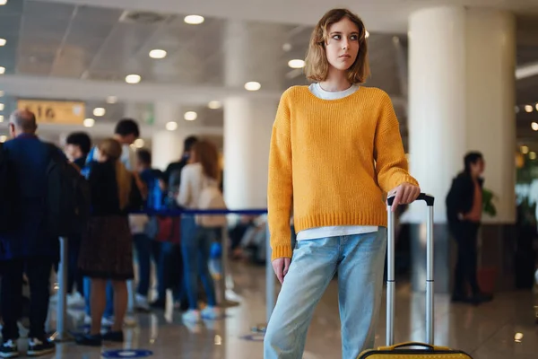 Teenager Mit Gepäck Flughafen — Stockfoto