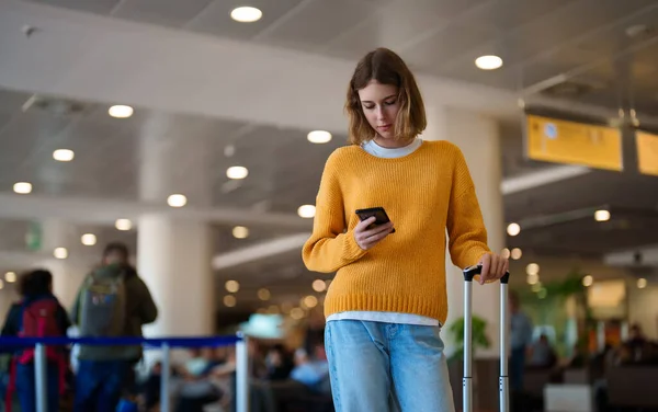 Teenage Girl Waiting Her Flight Airport — Zdjęcie stockowe