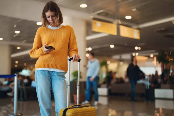 Teenage Girl Waiting Her Flight Airport — Stockfoto