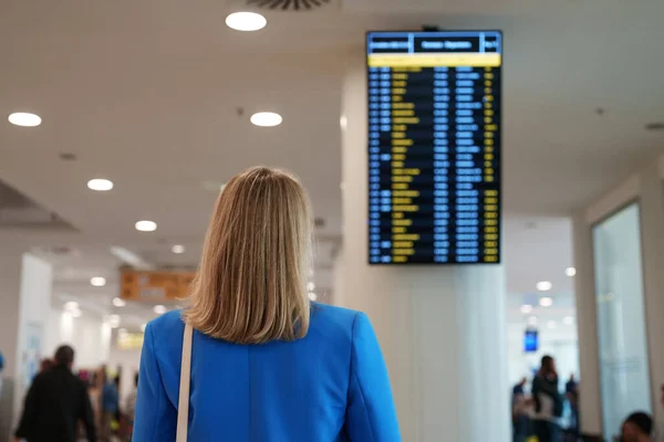 Woman Business Suit Checking Her Flight Airport — Foto de Stock