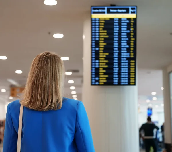 Woman Business Suit Checking Her Flight Airport — Fotografia de Stock