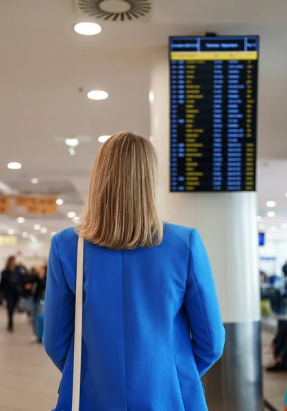 Woman Business Suit Checking Her Flight Airport — Zdjęcie stockowe