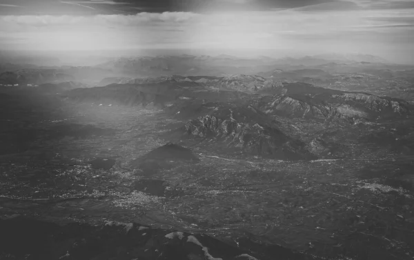 Bulutlardaki Dağların Havadan Görünüşü — Stok fotoğraf