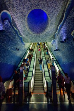 İtalya, Napoli - 22.10.2022: Toledo istasyonundaki metronun içinde