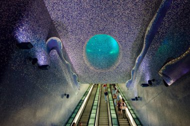 İtalya, Napoli - 22.10.2022: Toledo istasyonundaki metronun içinde