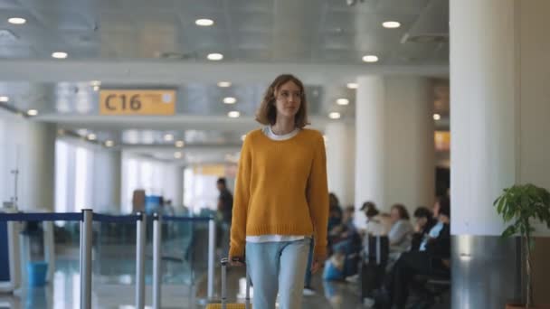 Tween Girl Suitcase Walking Airport Terminal — Vídeo de Stock