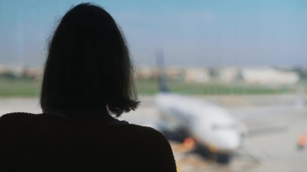 Дівчинка Підліток Чекає Свого Польоту Аеропорту — стокове відео