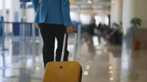 Femme Avec Valise Marchant Dans Terminal Aéroport Vue Arrière — Video