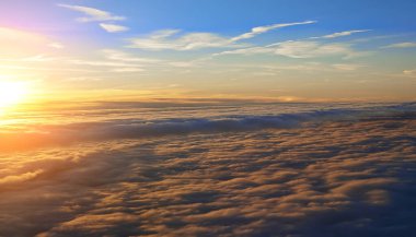 Gökyüzündeki bulutlar ile güzel gün batımı.