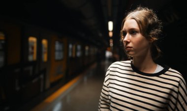 Metroda tren bekleyen genç bir kız..