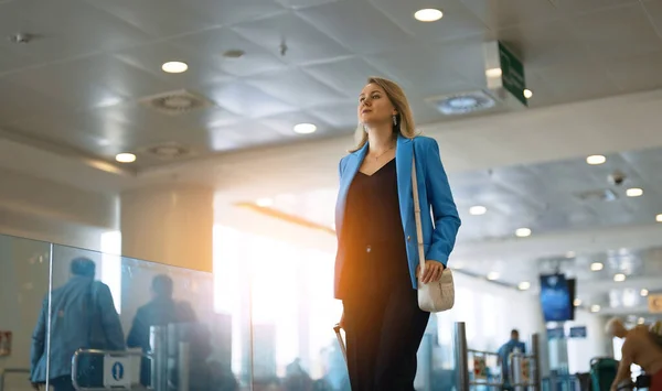Woman Suitcase Walking Airport Terminal — Foto Stock