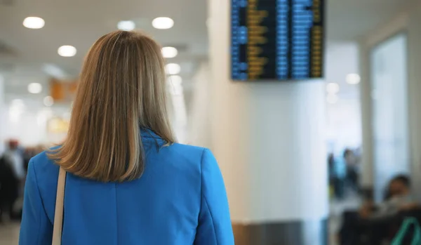 Woman Business Suit Checking Her Flight Airport — Fotografia de Stock