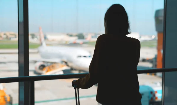 Teenage Girl Waiting Her Flight Airport — Fotografia de Stock