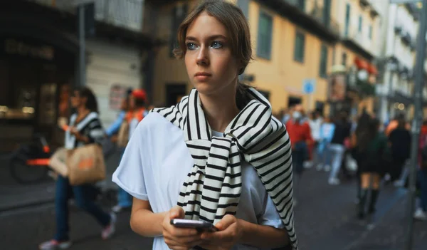 Retrato Adolescente Ciudad Abarrotada — Foto de Stock
