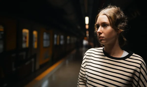 少女在地铁等火车 — 图库照片