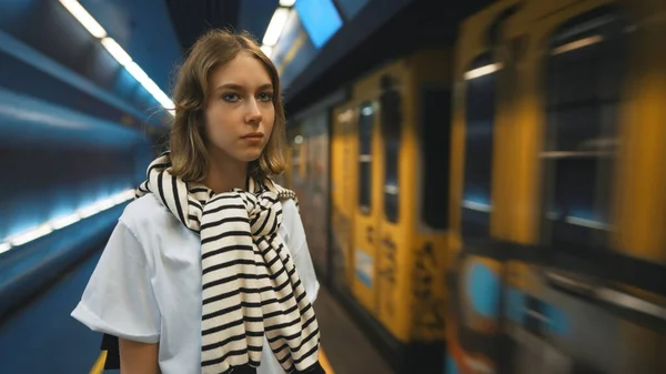 Девочка Подросток Ждет Поезда Метро — стоковое фото