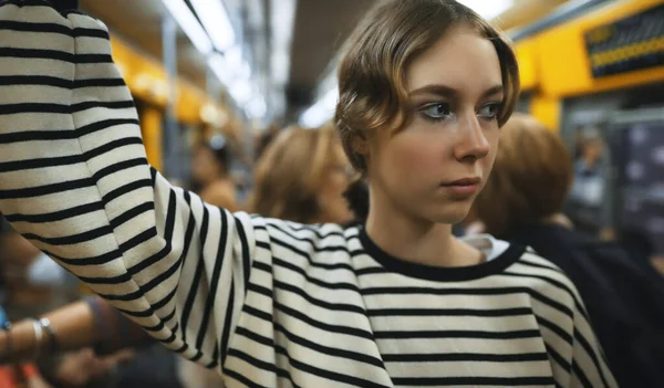 Genç Kız Metro Trenine Biniyor — Stok fotoğraf