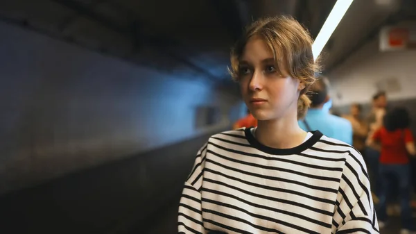 Metroda Tren Bekleyen Genç Bir Kız — Stok fotoğraf