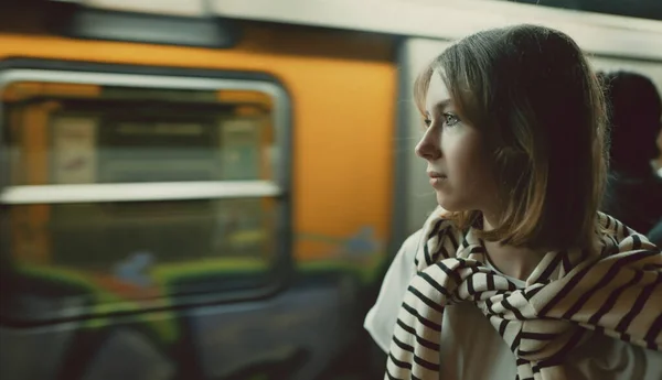 Metroda Tren Bekleyen Genç Bir Kız — Stok fotoğraf