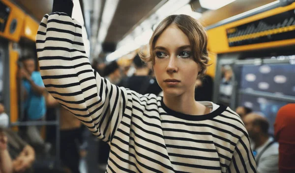 Tiener Meisje Rijdt Een Metro Trein — Stockfoto