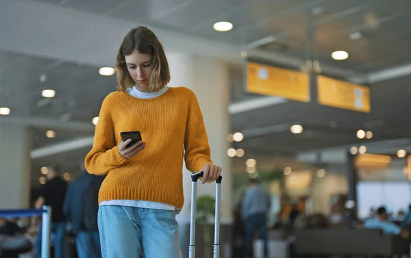 Дівчинка Підліток Чекає Свого Польоту Аеропорту — стокове фото