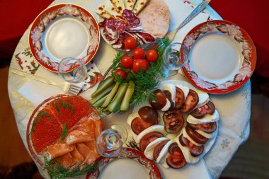 Sovyet usulü ziyafet. Atıştırmalıklar ve votka bardakları.