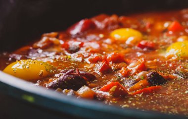 Shakshuka tavada pişiyor..