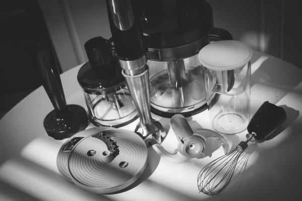 带有附件和食品处理器的厨房搅拌机 — 图库照片
